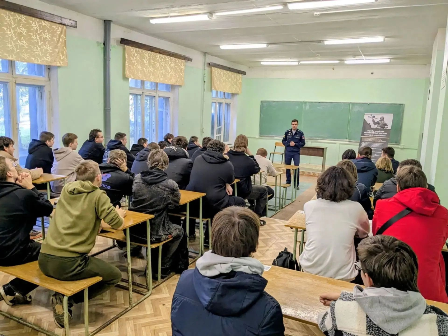 В Новомосковском институте РХТУ им. Д. И. Менделеева состоялась встреча студентов с представителем Министерства обороны.