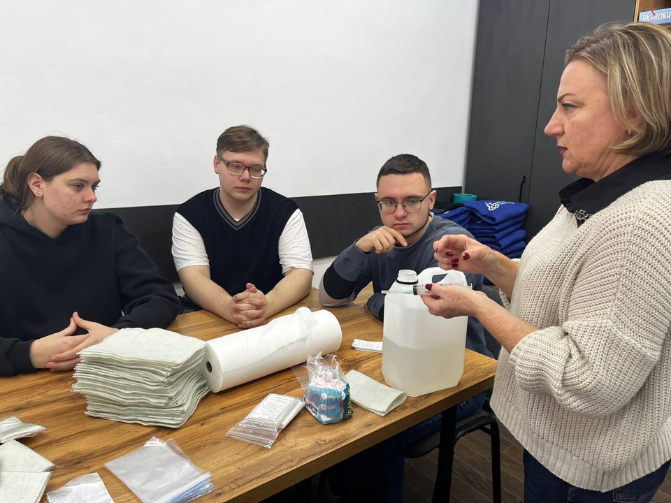 25 ноября 2025 года в НИ РХТУ прошёл мастер-класс по созданию сухого душа в поддержку наших мужчин на СВО!