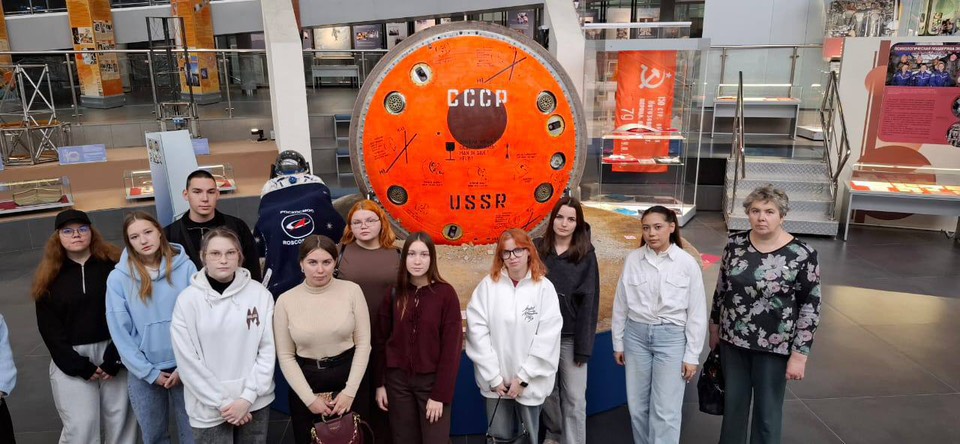 Студенты 1 курса факультета «Экономика и управление» в рамках кураторского часа 15 октября посетили Музей истории космонавтики имени К. Э. Циолковского в городе Калуге.