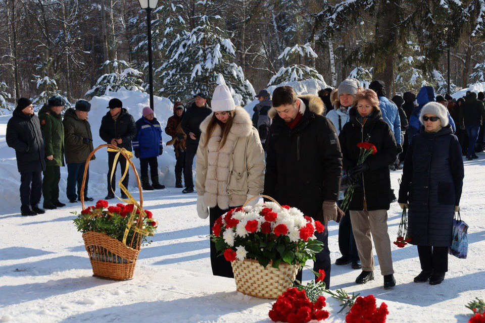 В преддверии 23 февраля студенты и сотрудники приняли участие в возложении цветов. 