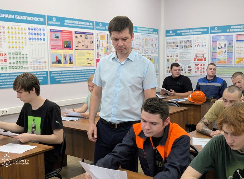 8 июля, делегация Новомосковского института РХТУ им. Д.И. Менделеева провела встречу с сотрудниками АО ОХК "Щекиноазот".