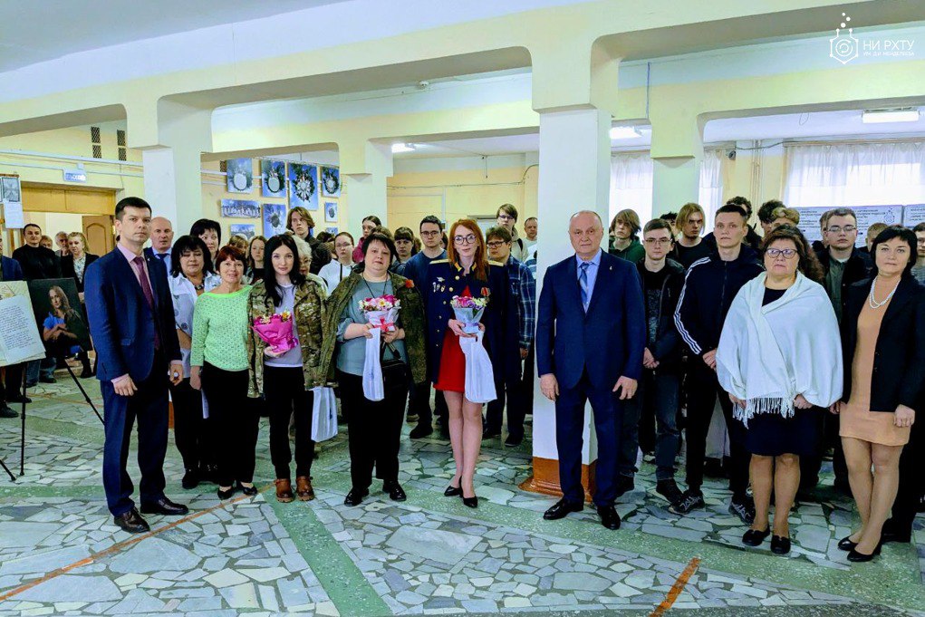С 24 марта в Новомосковском институте РХТУ им. Д.И. Менделеева проходит мобильная фотовыставка "Жены героев". 