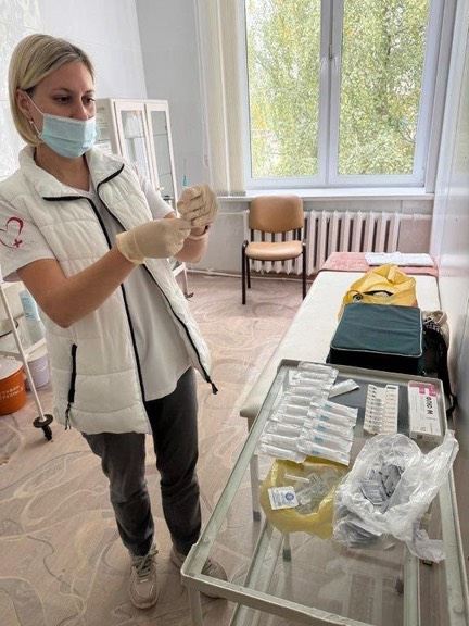 24.09.2025 медицинскими работниками ГУЗ "НГКБ" прошла вакцинация обучающихся, сотрудников и членов их семей от гриппа вакцинами Совигрипп и Флю-М.