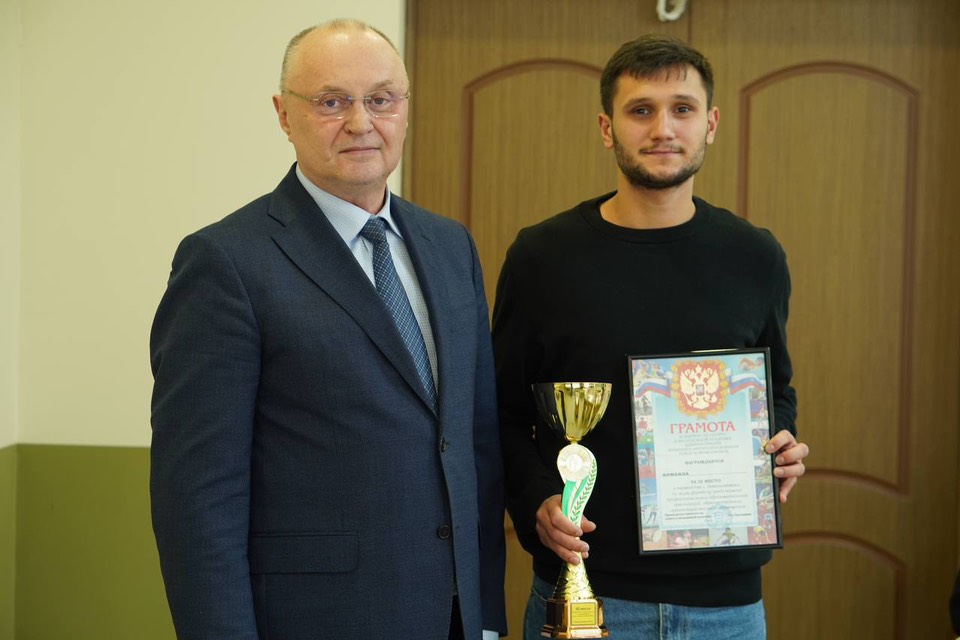 В Новомосковском институте РХТУ им. Д.И. Менделеева 30 октября 2025 состоялось очередное заседание Ученого совета. Одними из вопросов были - переизбрание заведующего кафедрой «Химическая технология органических веществ и полимерных материалов» Лебедева К.