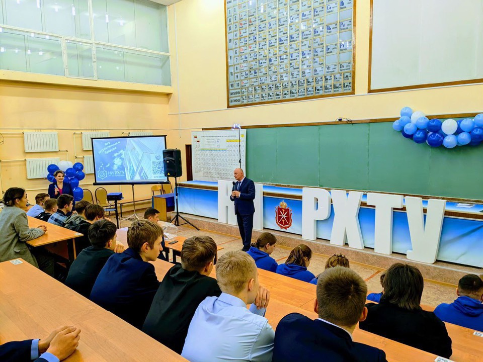 27 ноября состоялся первый День открытых дверей в Новомосковском институте РХТУ им. Д. И. Менделеева — событие, которое надолго запомнится абитуриентам и гостям!