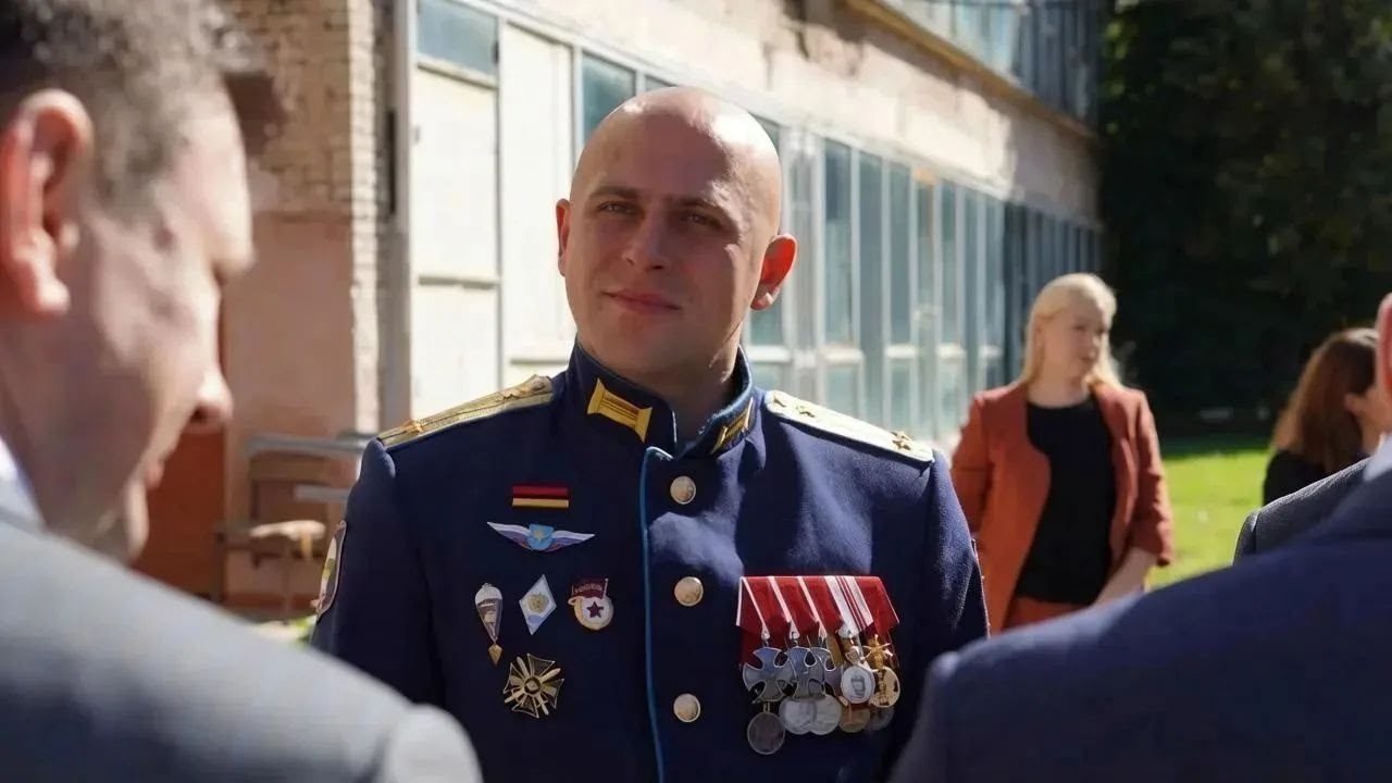 Для нас большая честь и гордость знать настоящего героя — гвардии подполковника Юрия Бровко, командира отдельного 39‑го медицинского отряда ВДВ.