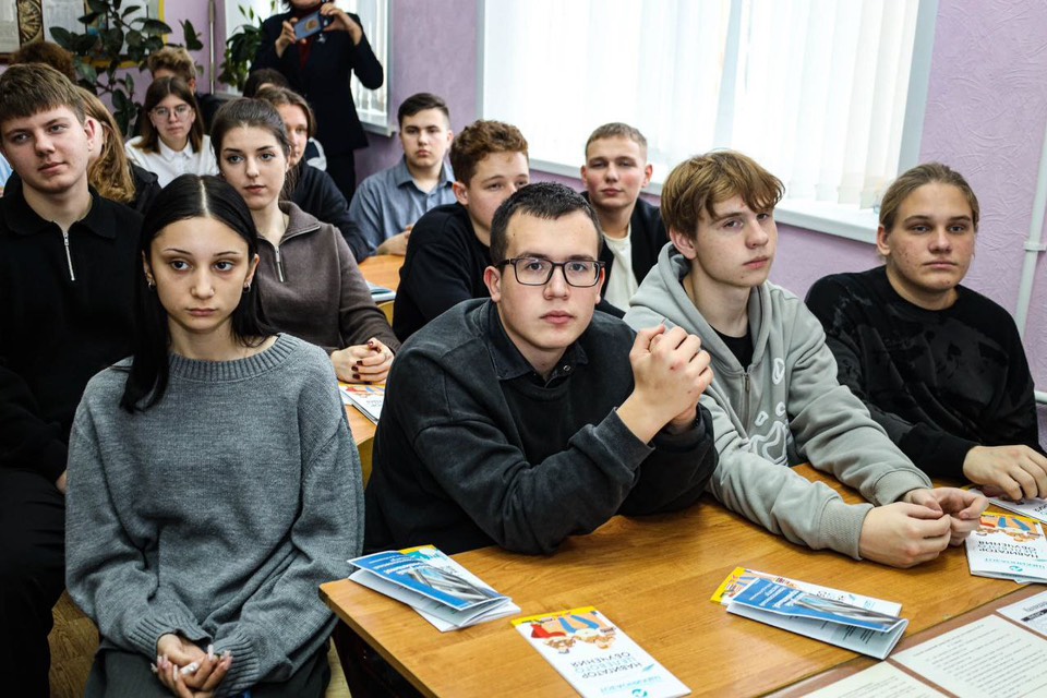 16 октября  в щекинских школах №1, №12, №20, №11 и Лицее №1 побывали представители компании «Щекиноазот» и НИ РХТУ им. Д.И. Менделеева.