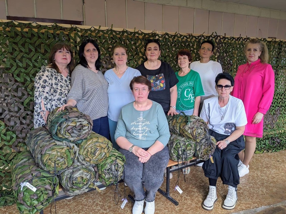 Сотрудницы нашего института уже сплели 400-ю маскировочную сеть для бойцов.