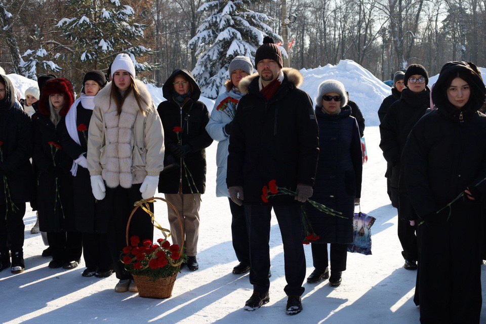 В преддверии 23 февраля студенты и сотрудники приняли участие в возложении цветов. 