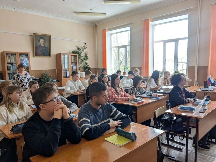 5 марта представители Новомосковского института РХТУ им. Д. И. Менделеева посетили МБОУ «СОШ № 17» имени Героя Российской Федерации Л. Р. Квасникова.