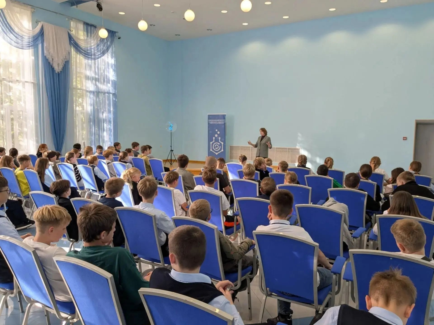 На территории КДЦ «Азот» для обучающихся Центра талантов «Новомосковск» прошло яркое профориентационное мероприятие от НИ РХТУ им. Д. И. Менделеева — викторина «Наука рядом!».