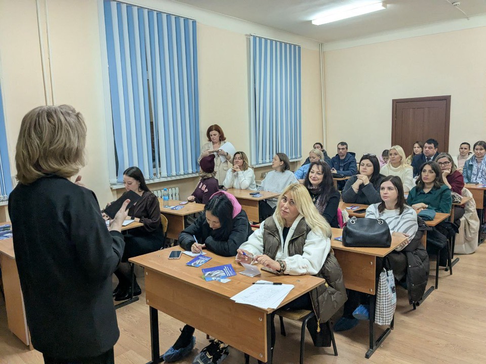 14 ноября представители НИ РХТУ им. Д.И. Менделеева приняли участие в родительском собрании для обучающихся 11 классов МБОУ "Гимназия №13".