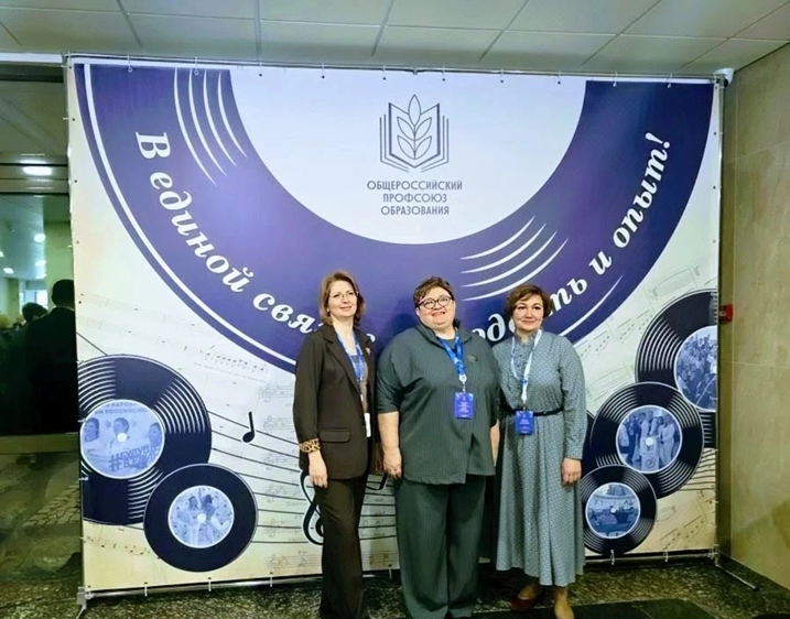 Время интенсивной работы Новомосковского института РХТУ им. Д.И. Менделеева на XI Съезде Общероссийского Профсоюза образования в Москве.