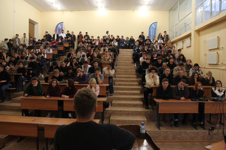 24 ноября наш институт посетили проректор по молодёжной политике и развитию РХТУ Роман Игоревич Аветисов и представитель стартап-студии РХТУ Вячеслав Дмитриевич Андреев.