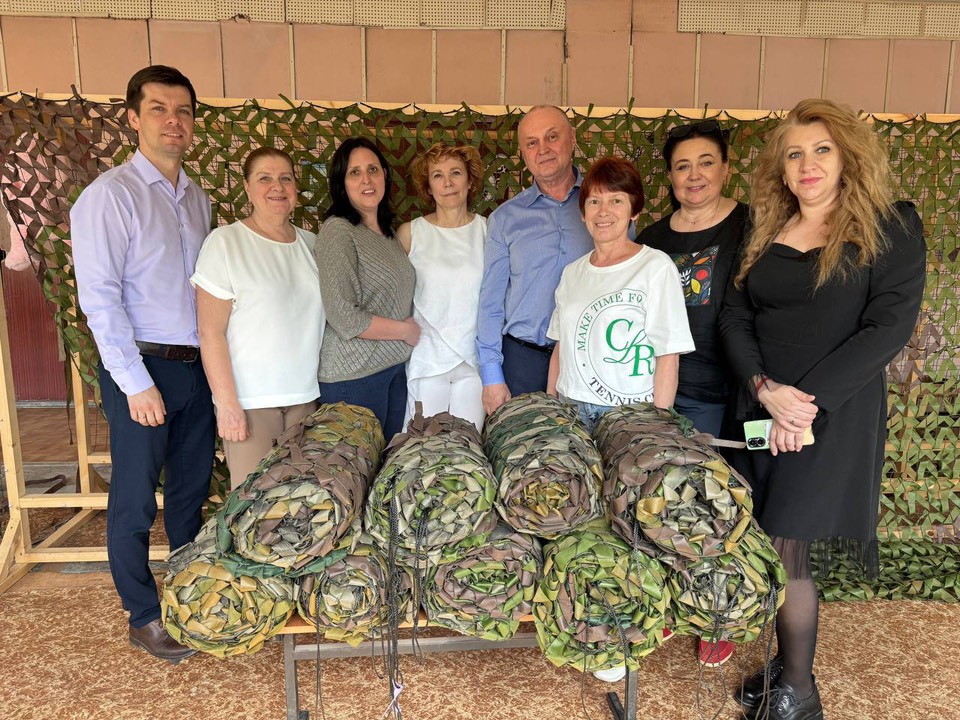 Женщины нашего института плетут маскировочные сети для бойцов с терпением, мастерством и огромной внутренней силой.