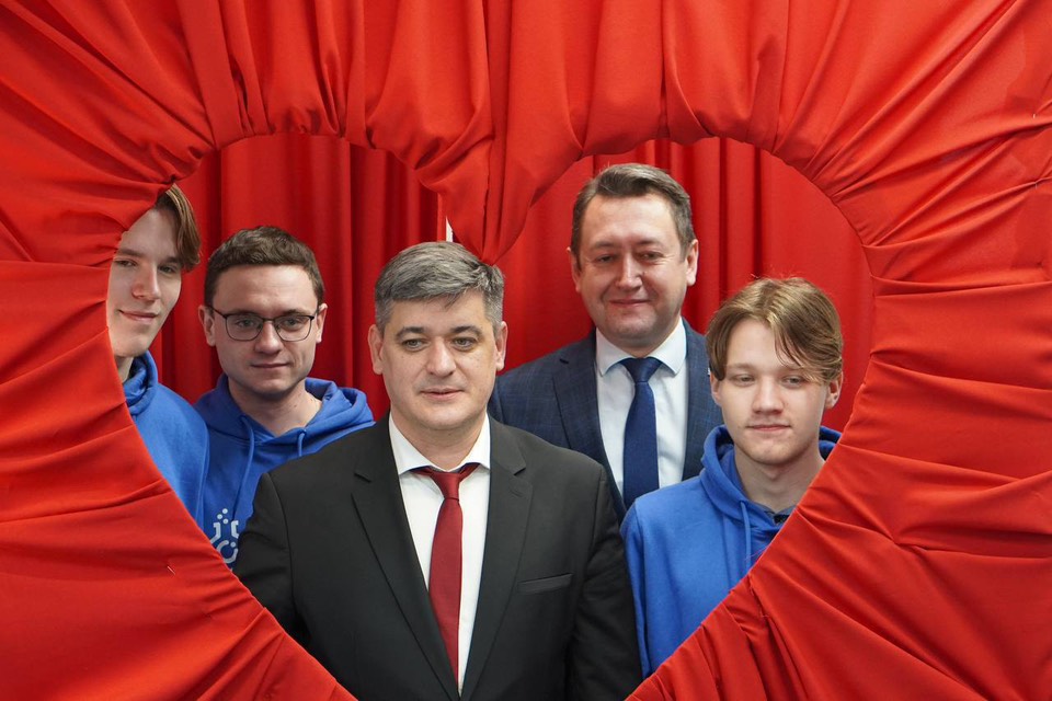 26 декабря 2025 года наши студенты были приглашены на  открытие нового молодежного центра в городе Новомосковск! 