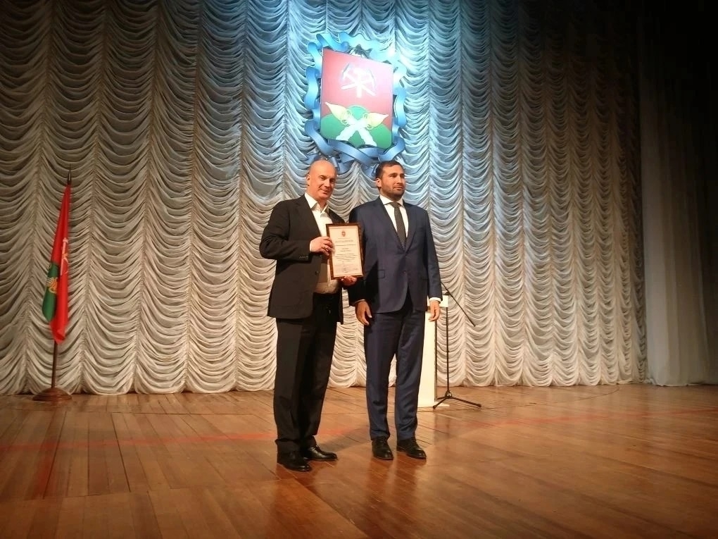 Сегодня в КДЦ "Азот", на торжественном мероприятии посвященном празднованию Дня города, состоялось торжественное награждение декана факультета "Заочного и очно-заочного обучения" - Стекольникова Александра Юрьевича!
